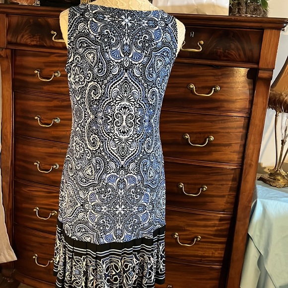 WHBM - blue/ black/ white design dress with notch neckline- like new -size small - Picture 7 of 10